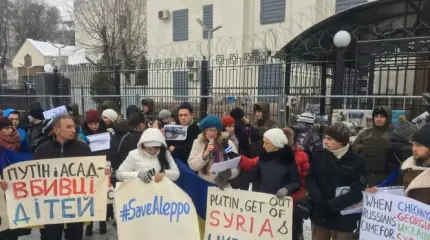 У российского посольства в Киеве вспыхнула акция протеста. Кремль молчит