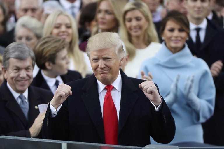 Упадок США или возрождение величия? Первые шаги и первые подножки Трампа