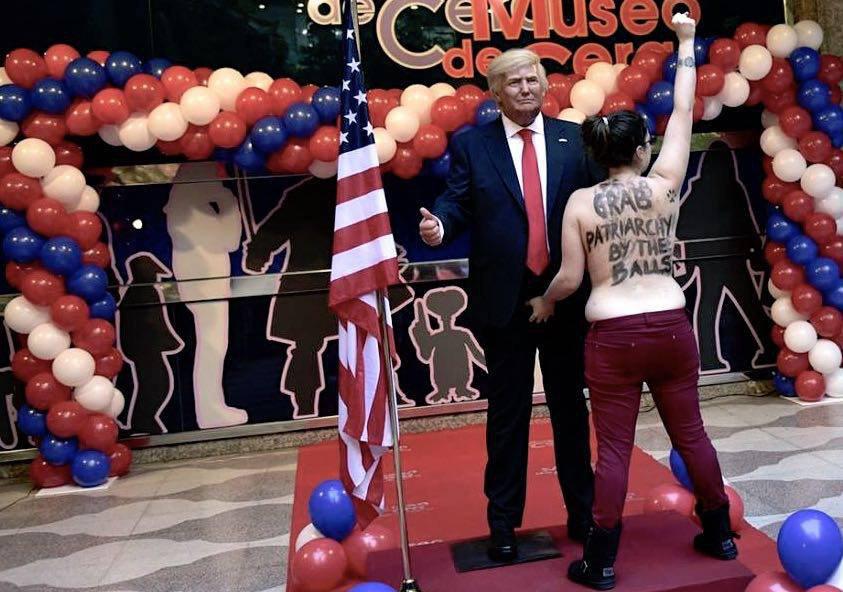 Еще одна активистка Femen опозорилась, схватив «патриархат за гениталии»