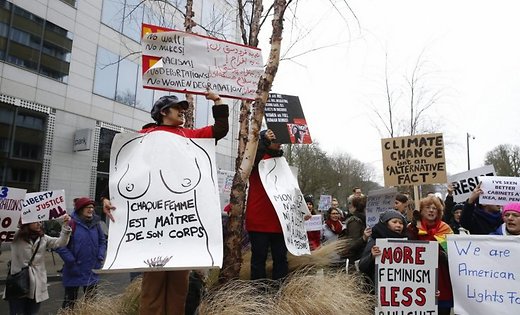 На Пенса «набросились» голые активистки Femen: убирайся из наших штанов