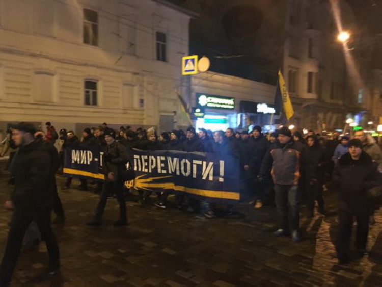 Зачем Билецкому клоунада "Азова" у российских банков