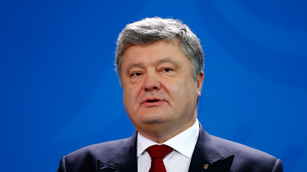 Порошенко в Берлине: визит под канонаду или канонада под визит