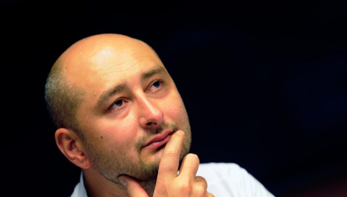 Без работы, но в Европе: Бабченко, оскорбивший жертв Ту-154, сбежал в Чехию