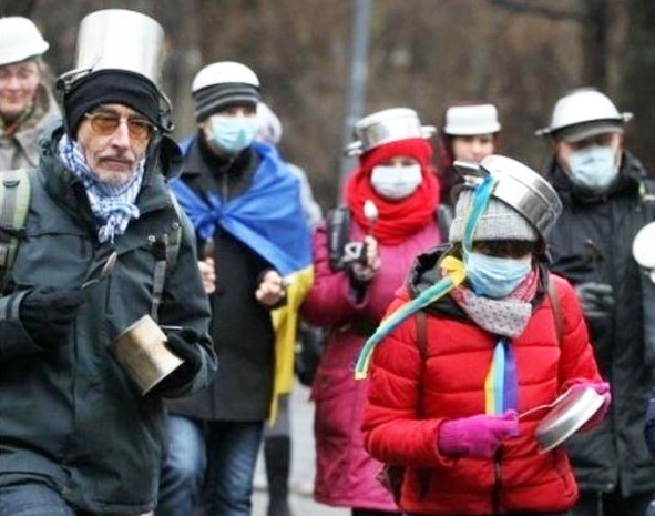 Украинцы растерялись от коварного опроса: Почему Киев не воюет в Крыму?