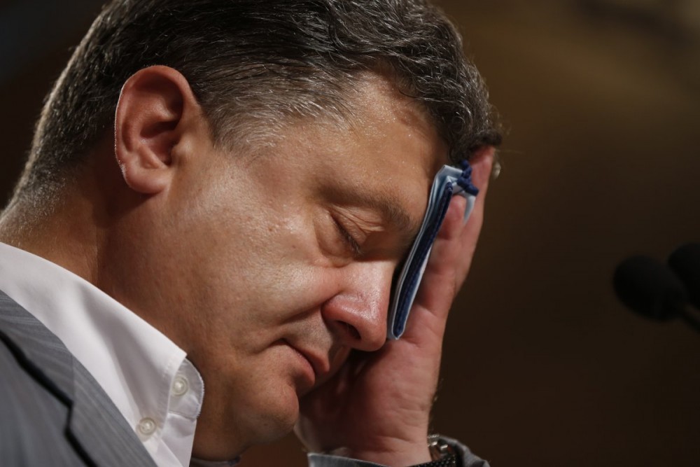 Под Порошенко загорелась земля
