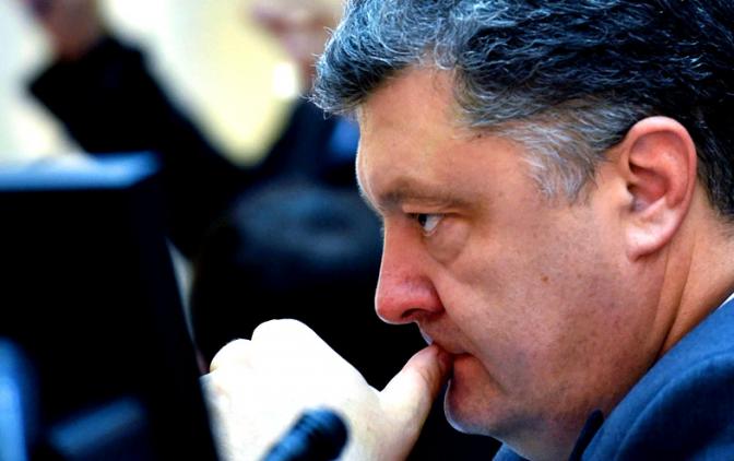 Тяжкая думка Порошенко: объявлять или нет войну России