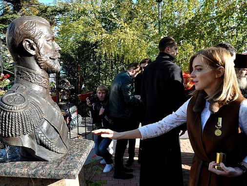 Поклонская с ума сошла, вещая о мироточении бюста царя? Или ее с ума сошли?
