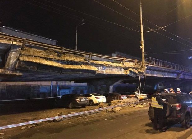 Активист в костюме оленя "починил" "уставший мост" Кличко