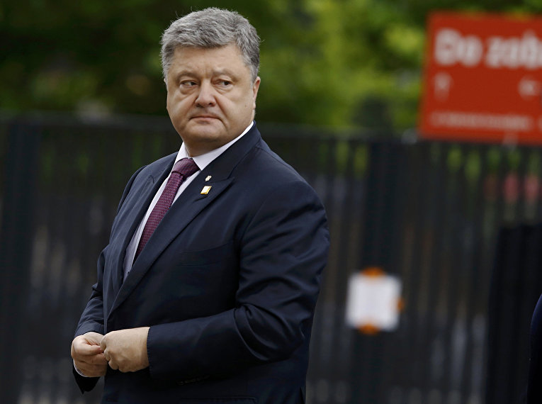 Вашингтон и акулы западных медиа погрозили Порошенко пальчиком
