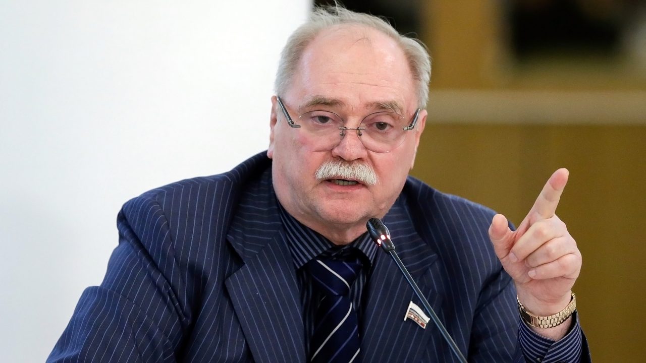 Бортко посоветовал Макаревичу сунуть пальцы в рот и пойти потошнить
