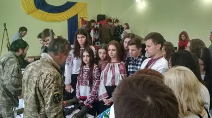 Гитлерюгенд на Украине: националисты УНСО учат школьников «резать русню»