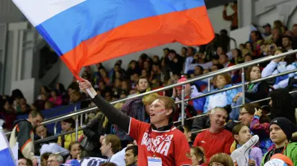 Вопреки стараниям МОК: корейские болельщики на трибуне подняли флаг России