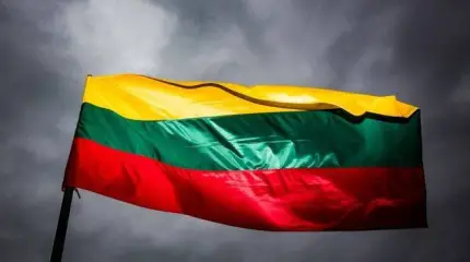 Всем ходить строем, петь хором, а кто без флага – штраф
