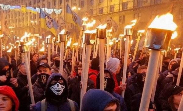 Меркель и Макрон под попкорн ждут, чем закончится шабаш нацистов на Украине