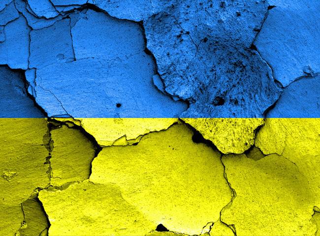Зловещий знак: самый большой флаг Украины в Мариуполе разорвало надвое