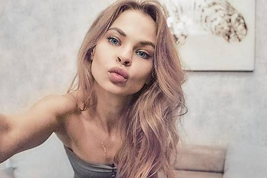 Как одна девушка лёгкого нрава подвесила на крючок российскую элиту