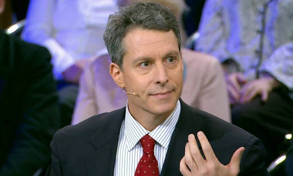 Прогиб не засчитан: Майкл Бом «провалился» на ТВ при попытке оправдать США
