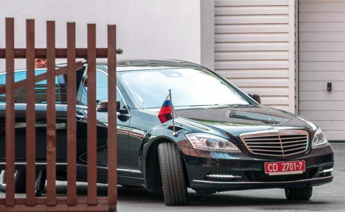 Прибалтийские сестрицы вцепились клыками в русского медведя
