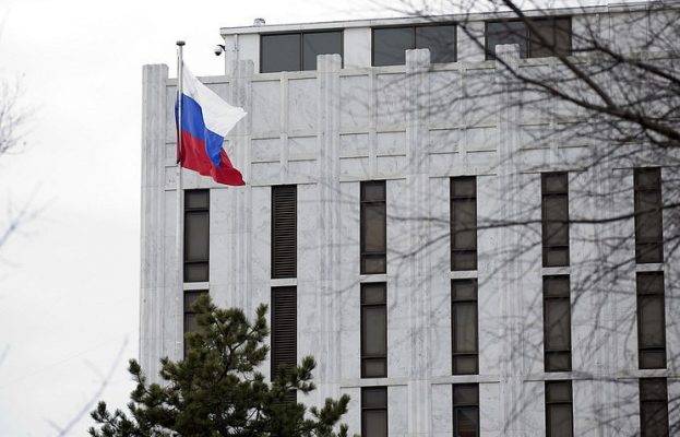 С музыкой и флагом: дипломаты России в США показали, как уходят русские