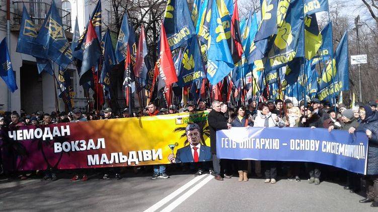 «Чемодан–вокзал–Мальдивы»: радикалы в Киеве штурмуют Кабмин и Раду