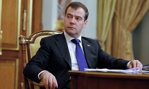Медведев цепляется за свое кресло из последних сил