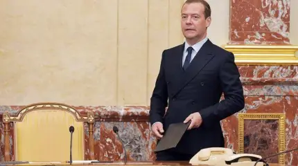 Кажется, кресло Медведева тоже «отлито в граните»