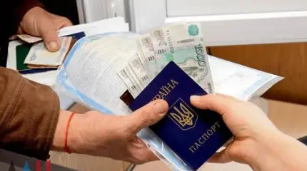Крымчане кинулись приобретать украинские паспорта. С какого перепугу?