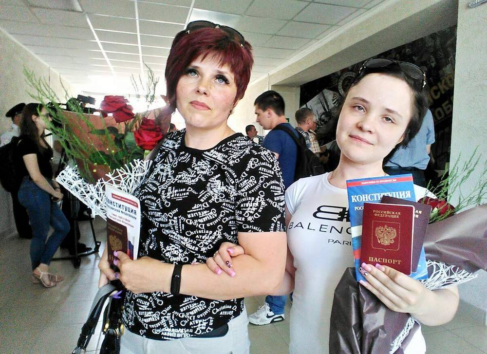 Первые жители ДНР получили паспорта Российской Федерации