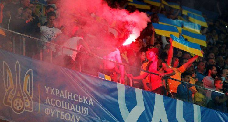 Во Львове оскорбляли сербов, в Донецке и Луганске радовались паспортам РФ