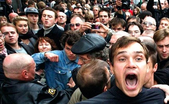 Власть и толпа: когда одна слабеет, другая звереет