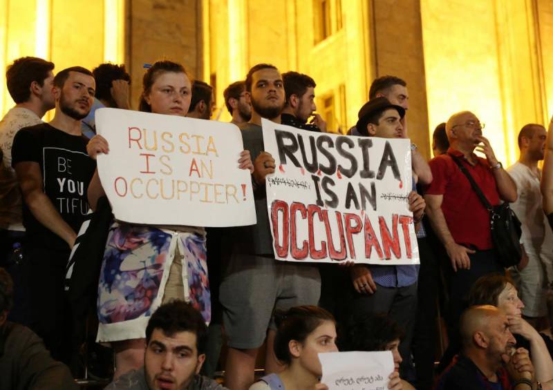 Против чего протестует Грузия
