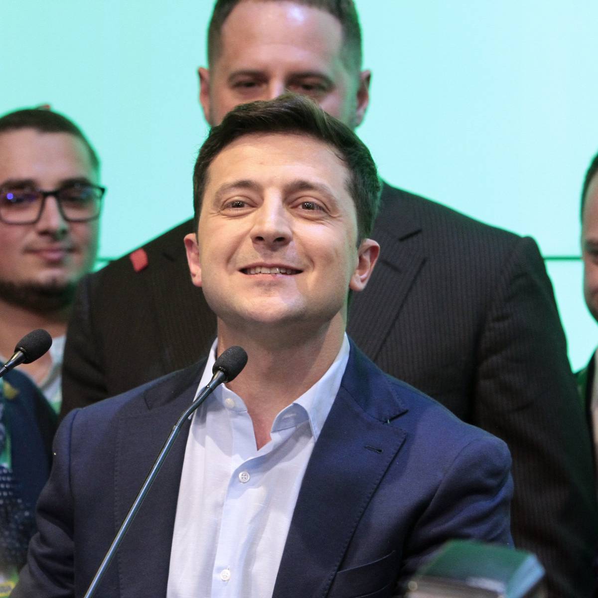 СМИ раскрыли размер первой зарплаты Зеленского на посту президента