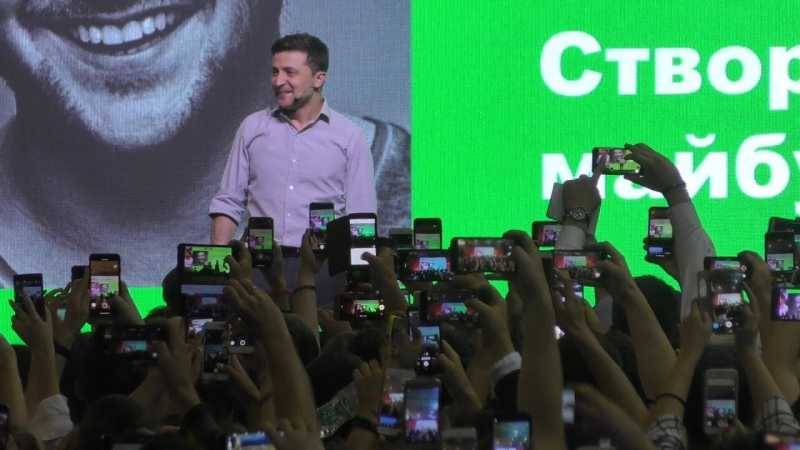 Вот тебе, бабушка, Зеленский в смартфоне