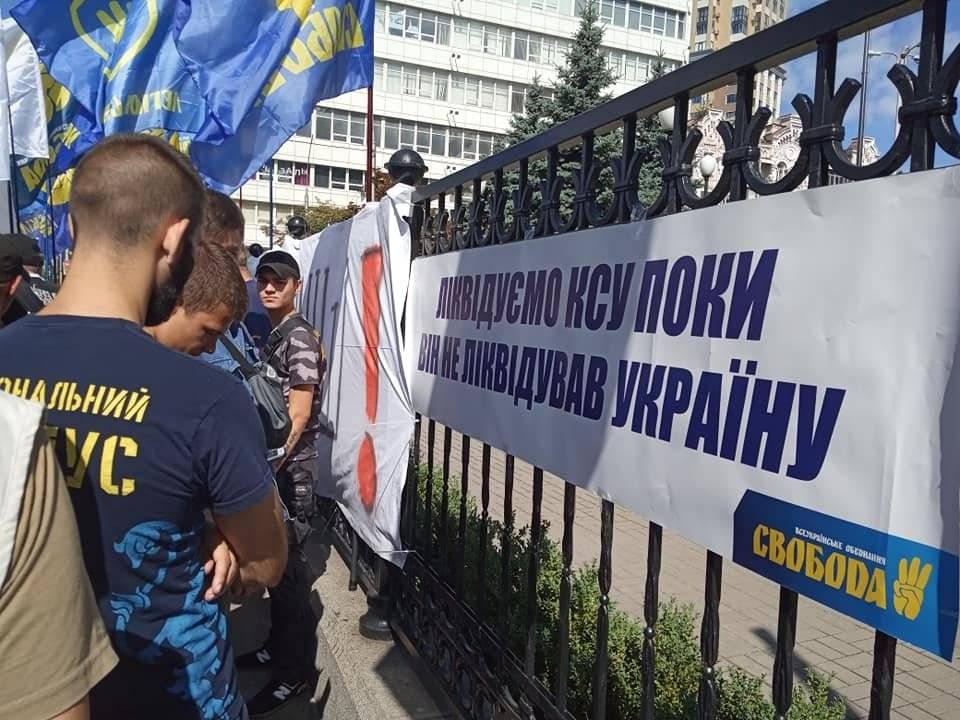 Националисты обещают Зеленскому бороться за декоммунизацию и люстрацию