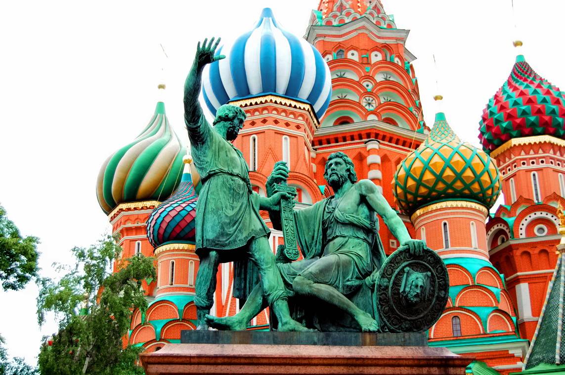 Пора быть русским, а не просоветским…