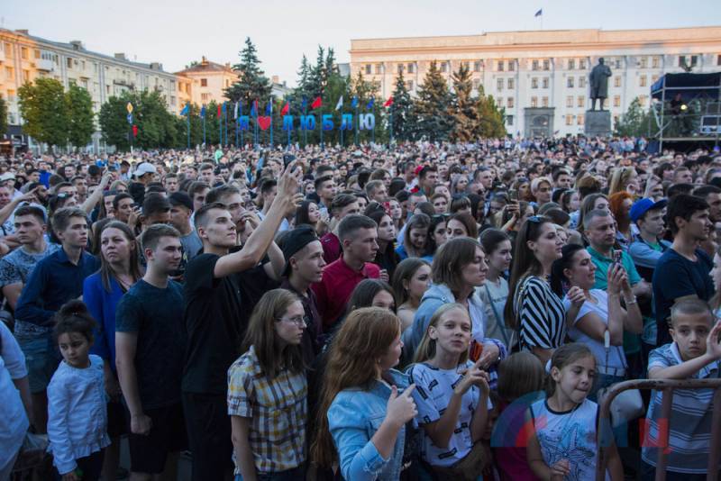 Власти ЛДНР заигрались в светскую жизнь