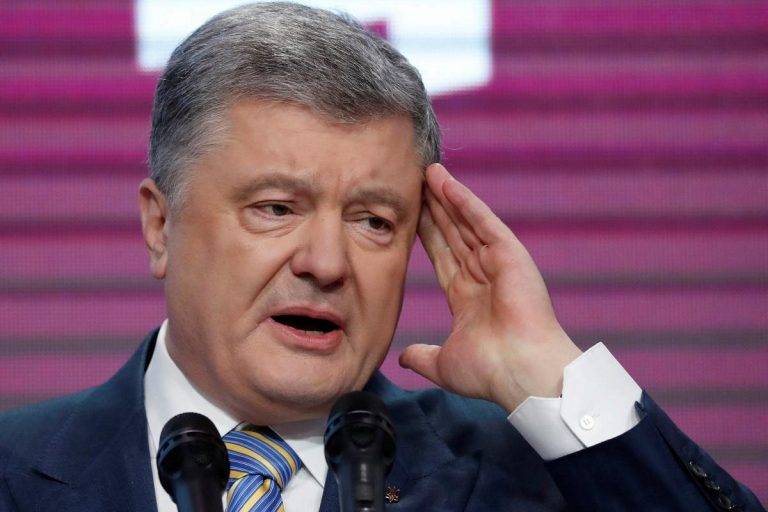 У Порошенко наблюдается поведение примитивного уличного попрошайки