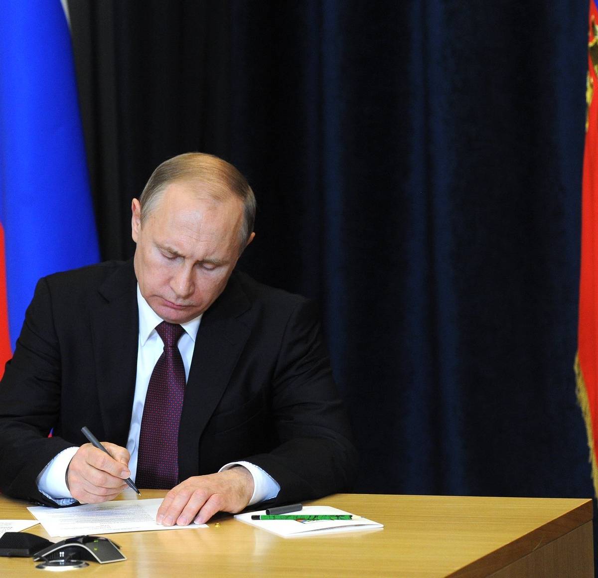 Путин не принимает, а только визирует готовые решения