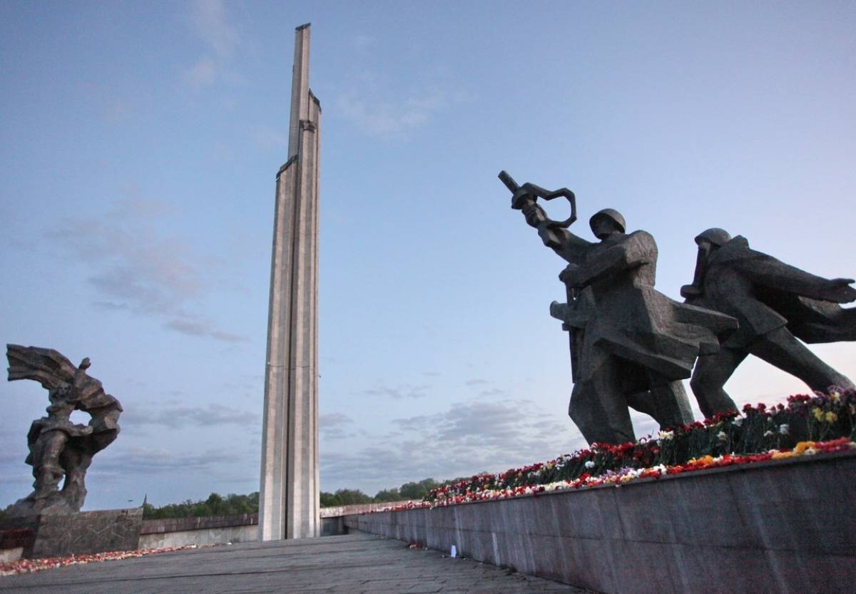 Снос откладывается, но Рига готовит новую провокацию для памятника Победы