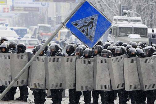 Россия на развилке: выбор между чрезвычайным положением и демократией