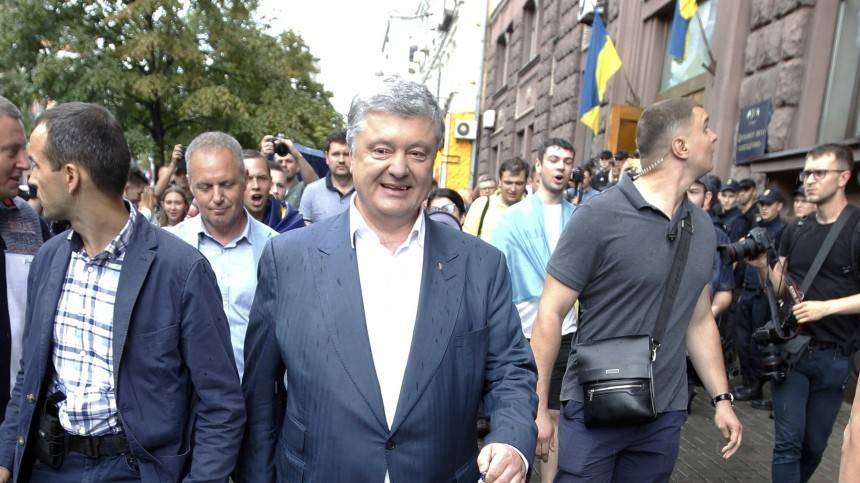 Порошенко притащил с собой на допрос в Бюро расследований сына и дочерей
