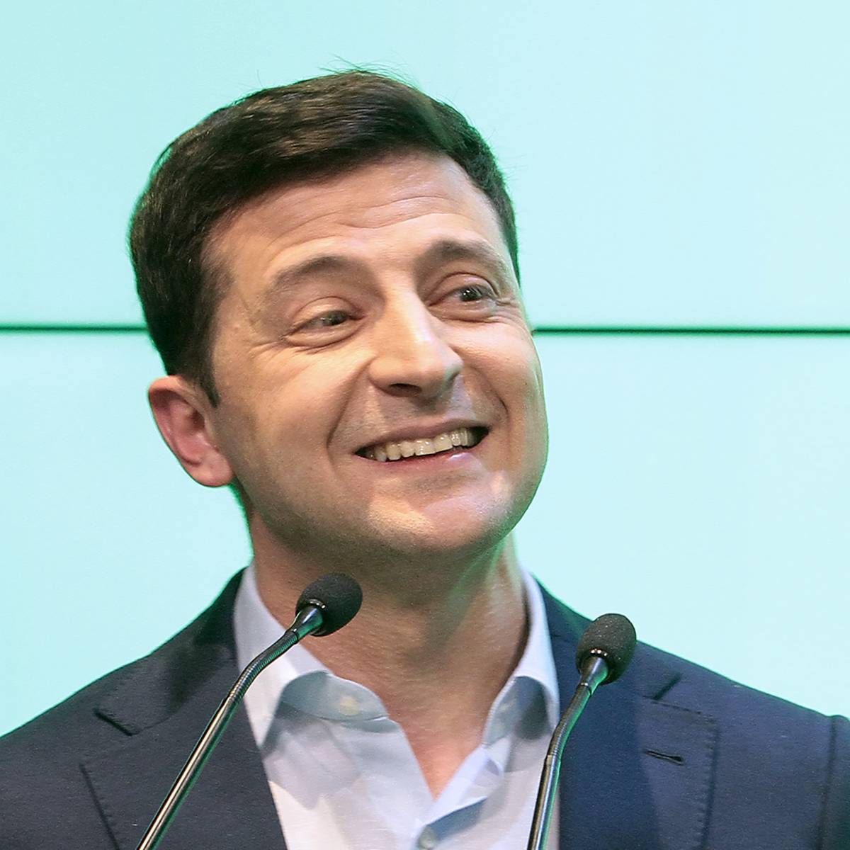 Офис Зеленского украсили картины с изображением шаурмы и пингвинов