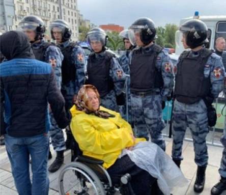 Оппозиция эксплуатирует на своих акциях одну и ту же старушку-инвалида