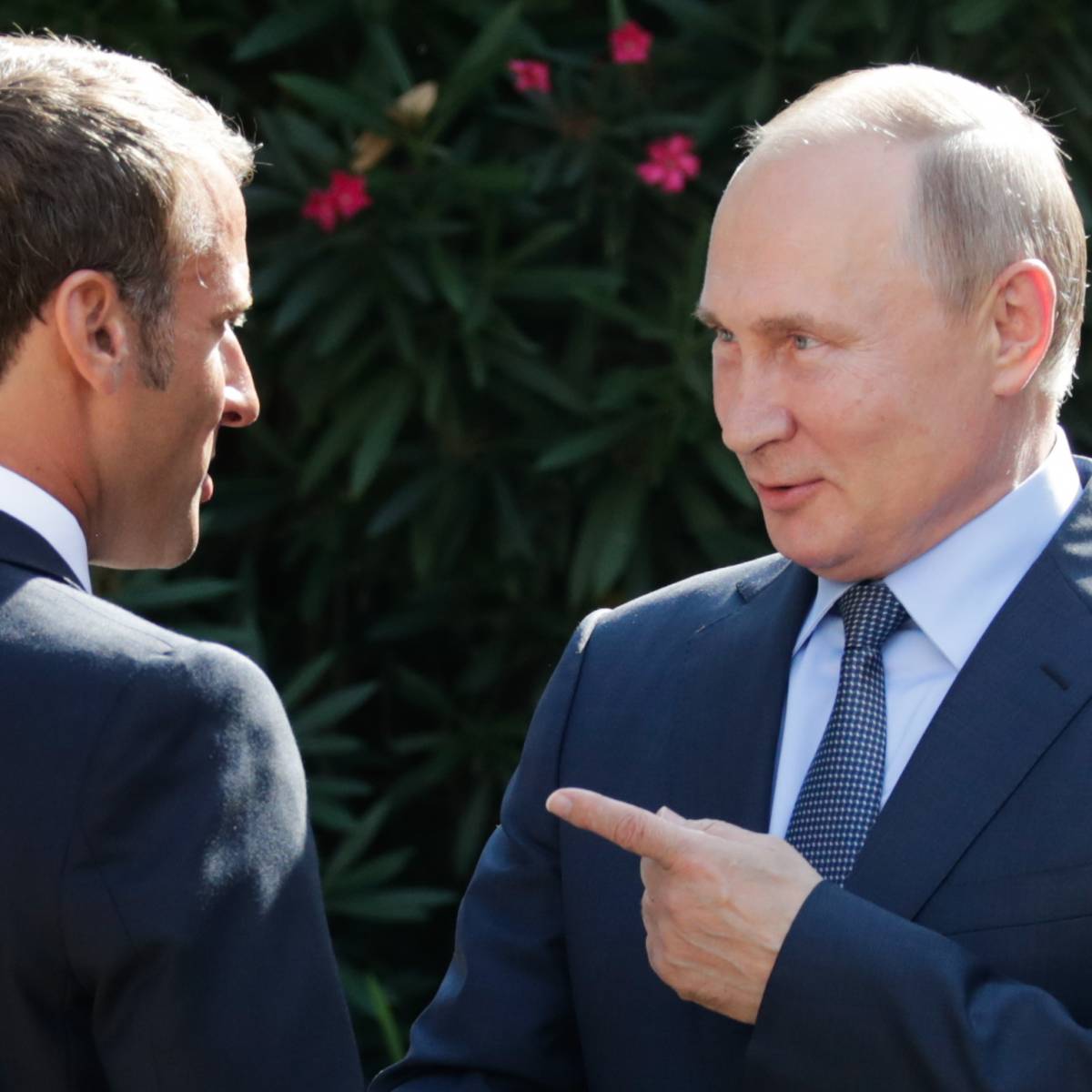 О чем Макрон и Путин говорили 2,5 часа?