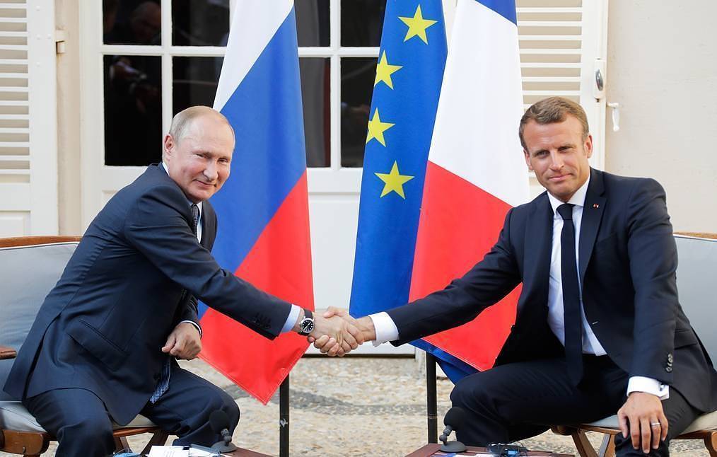 "Макрон протянул руку России". Французские СМИ — о встрече Путина и Макрона