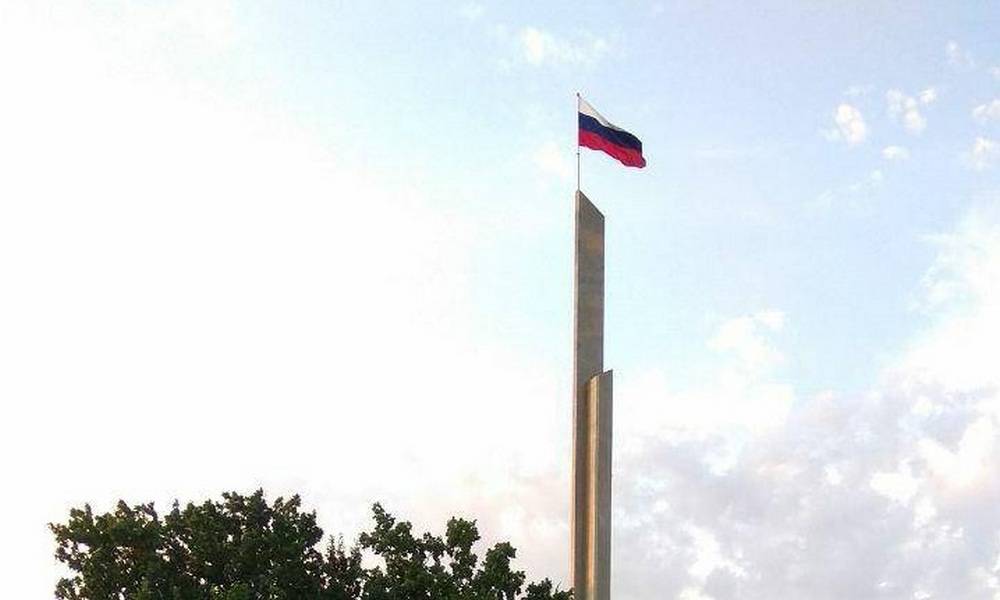 Над Донецком подняли российский флаг