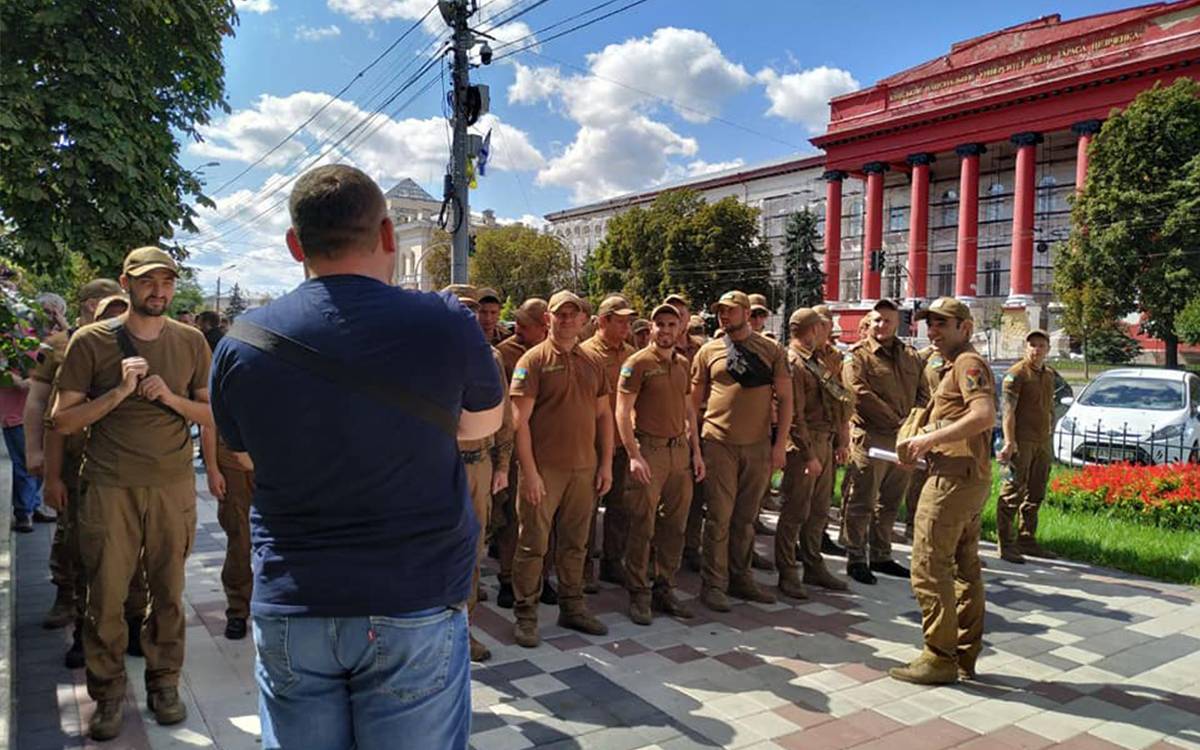 Как Зеленский и Порошенко парадами меряются
