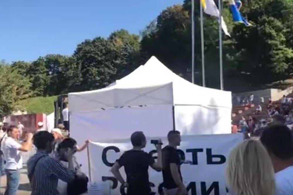 Антироссийский плакат привел к скандалу на Дне независимости Украины
