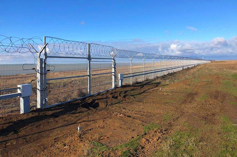Возведенный на границе Крыма и Украины забор подняли на смех
