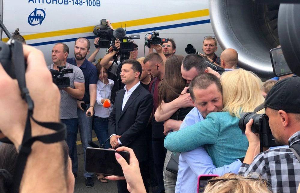 Зеленский заявил о подготовке отвода сил на Донбассе